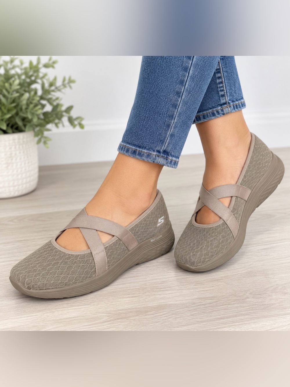 Skechers Women Taupe Slip-On Knit Mary Jane Flats with Cross Straps Size 9.5